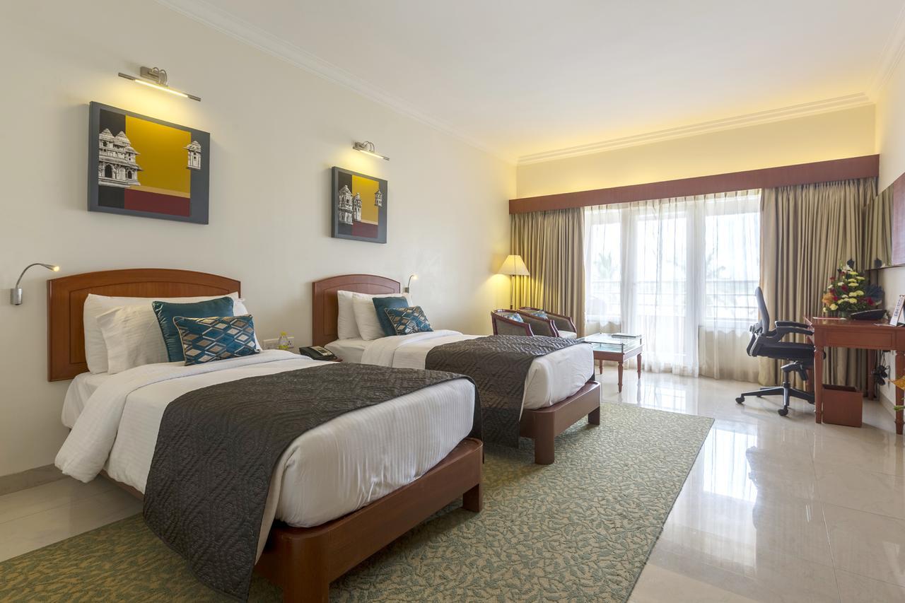 Hotel Naveen Lakeside Hubli Exterior photo