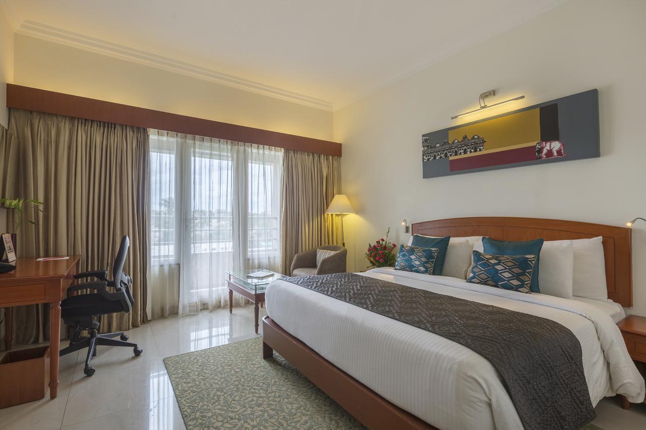 Hotel Naveen Lakeside Hubli Exterior photo